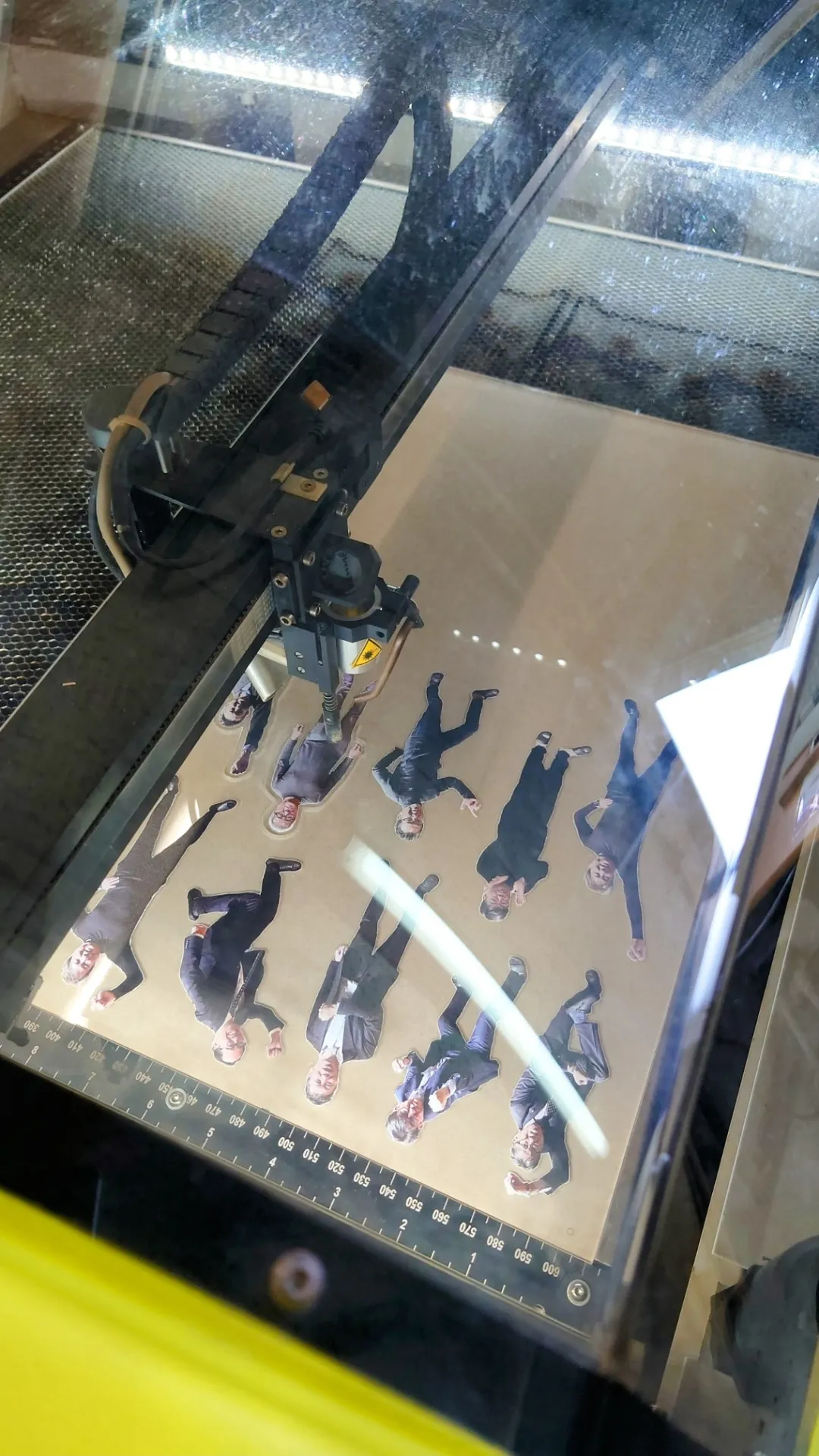 アクリルスタンドレーザー加工